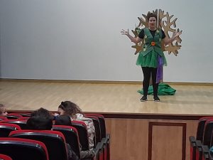 Aida cobas, coa súa sesión de contos, fíxonos pasar un cacho cheo de diversión captando a atención dos nenos de infantil e 1º de primaria do CEIP Poeta Avelino Díaz que se deixaron levar pola imaxinación e a gran interpretación da artista coa seguridade e confianza que mostra enriba do escenario.