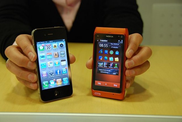 640px-Mobile_devices_Iphone_nokia1